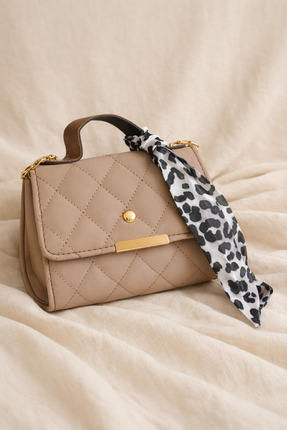 Kum Kapitone Kadın Omuz Çantası – Zincir Askılı Şallı Mini El ve Çapraz Çanta Image 1