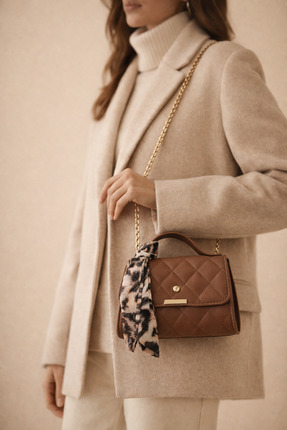 Kahverengi Kapitone Kadın Omuz Çantası – Zincir Askılı Şallı Mini El ve Çapraz Çanta Image 0