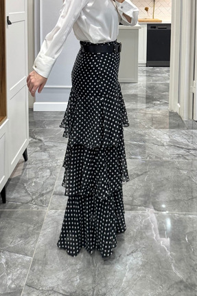 Kemerli Puantiyeli Yırtmaçlı Kat Kat Etek Siyah Image 4