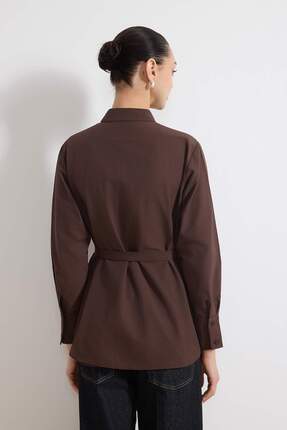 Kahverengi Pamuklu Kumaş Belde Kemer Ve Yaka Detaylı Dokuma Gömlek TCTSS26TG00010 Image 3