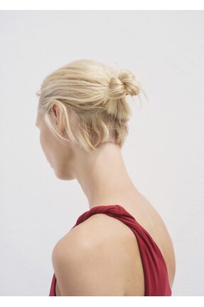 Büzgülü askılı asimetrik elbise Image 5