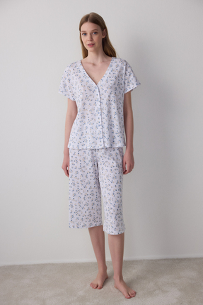 Optik Beyaz Lilah Ajurlu Çiçekli V Yaka Pointel Pamuklu Kısa Kollu Kapri Pijama Takımı Image 0