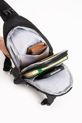 Kadın Krinkıl Kumaş Suya Dayanıklı Çapraz Askılı Siyah Renkli Çanta Image 6