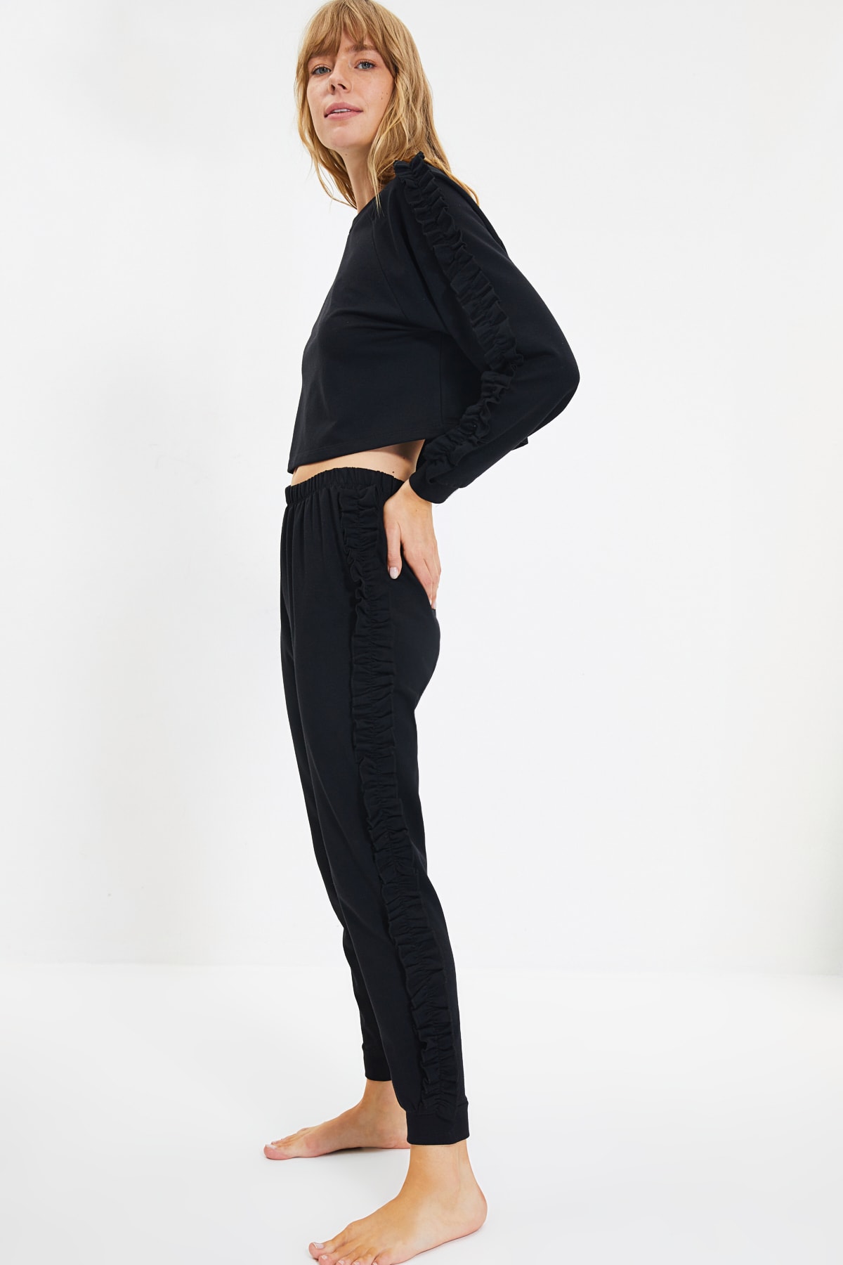 TRENDYOLMİLLA Siyah Fırfır Detaylı Örme Pijama Takımı THMAW22PT0530