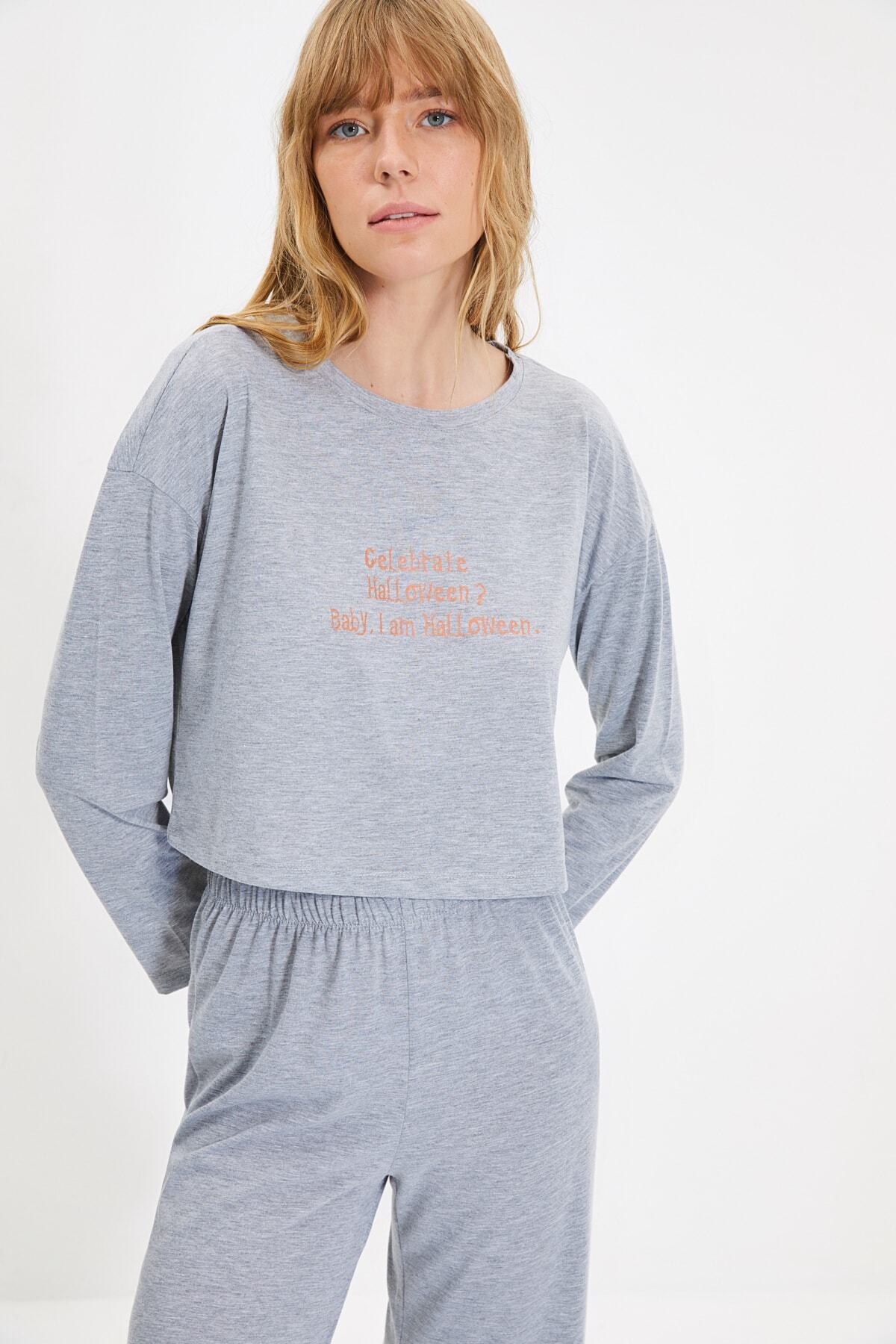 TRENDYOLMİLLA Gri Cadılar Bayramı Temalı Baskılı Örme Pijama Takımı THMAW22PT0767