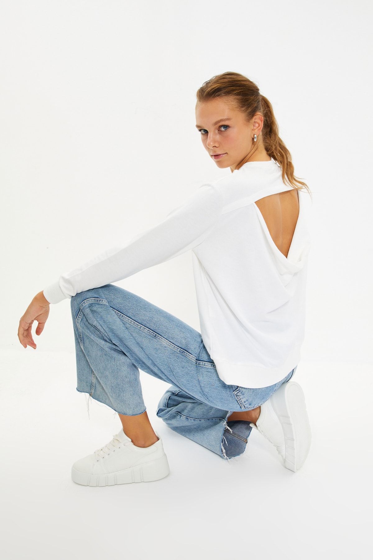 TRENDYOLMİLLA Ekru Sırt Dekolteli Nakışlı Oversize Örme İnce Sweatshirt TWOAW22SW0425