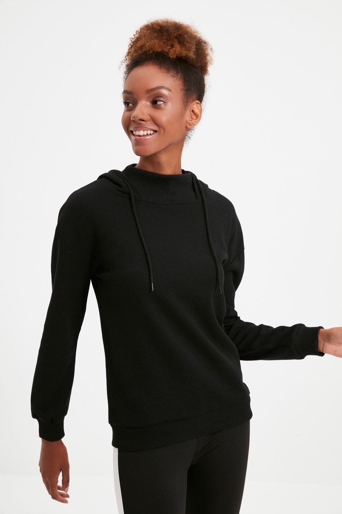 TRENDYOLMİLLA Siyah Örme Kapüşonlu Sweatshirt TWOAW22SW0628