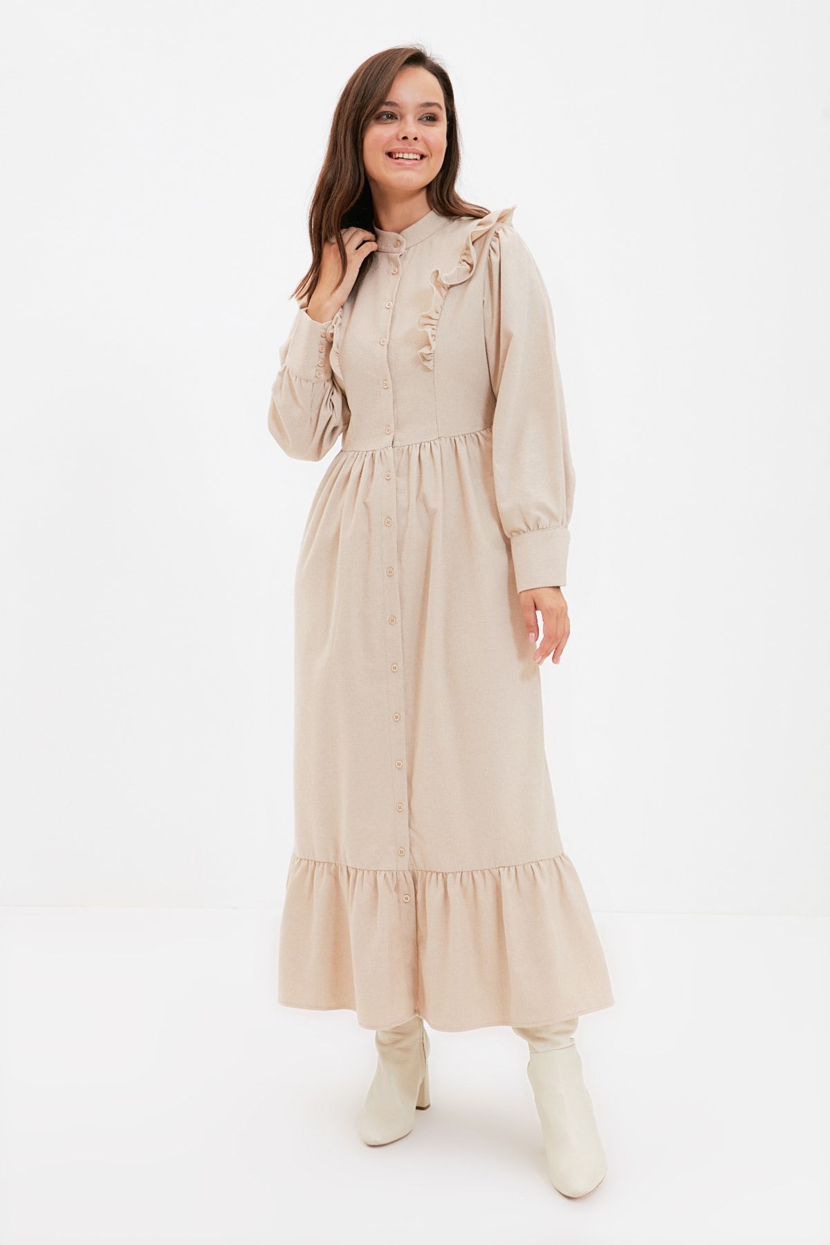 Trendyol Modest Bej Hakim Yaka Fırfır Detaylı Uzun Kışlık Elbise TCTAW22EB0134