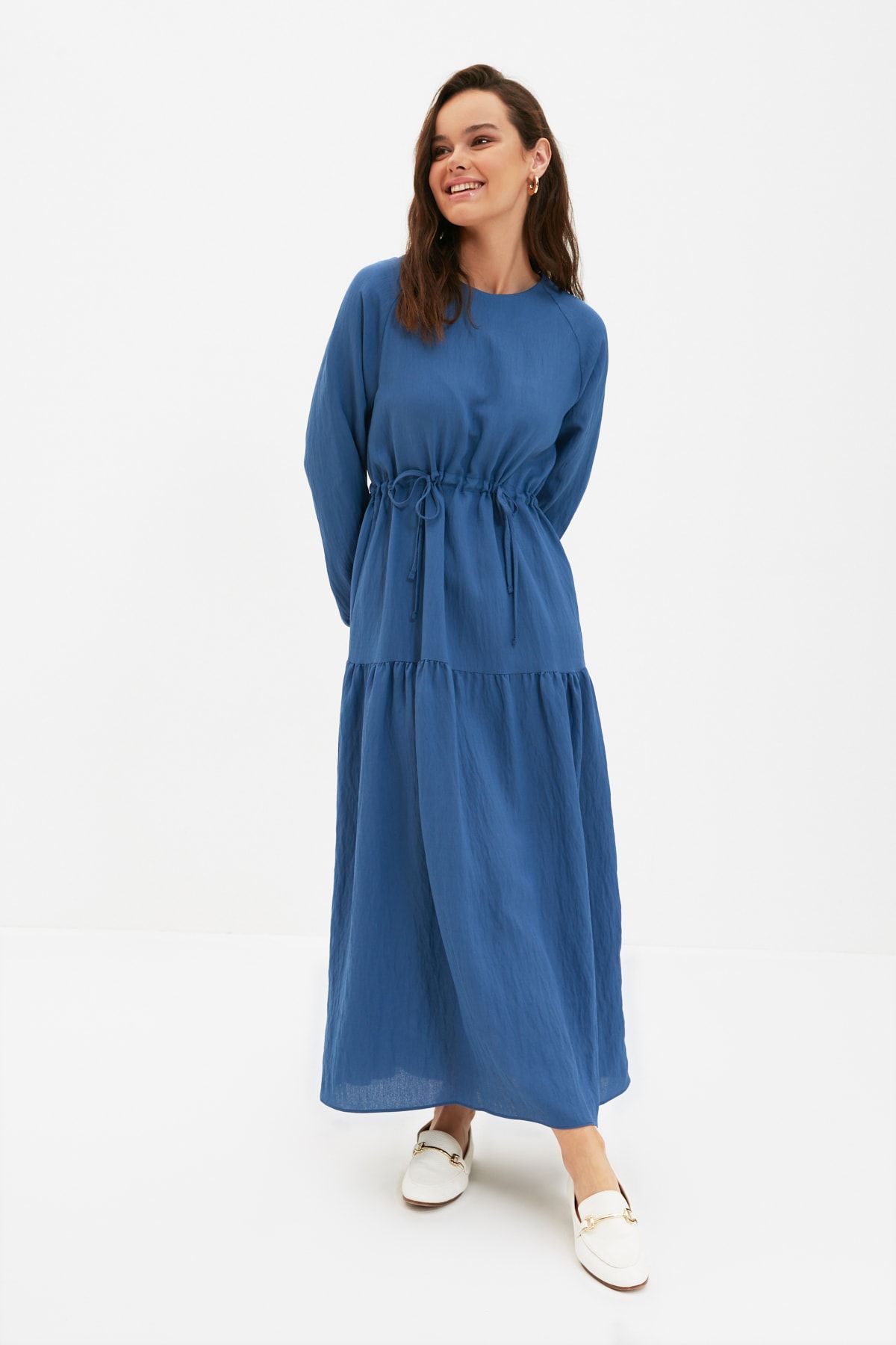 Trendyol Modest Mavi Bisiklet Yaka Bel Büzgülü Elbise TCTAW22EB0155