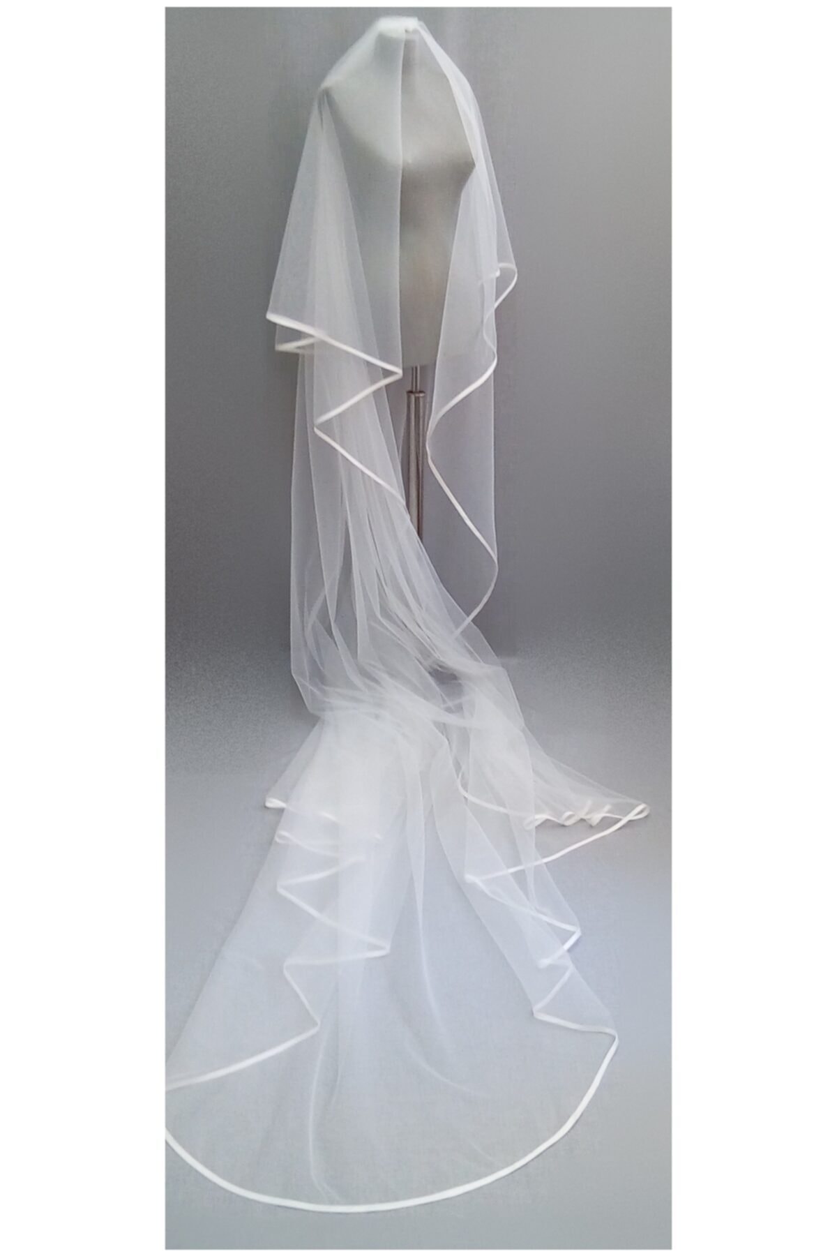 Suzanna Moda Uzun Saten Biyeli Kırık Beyaz 3 Mt Boyunda Hayal Tül Gelin Duvağı Adana Gelinlik