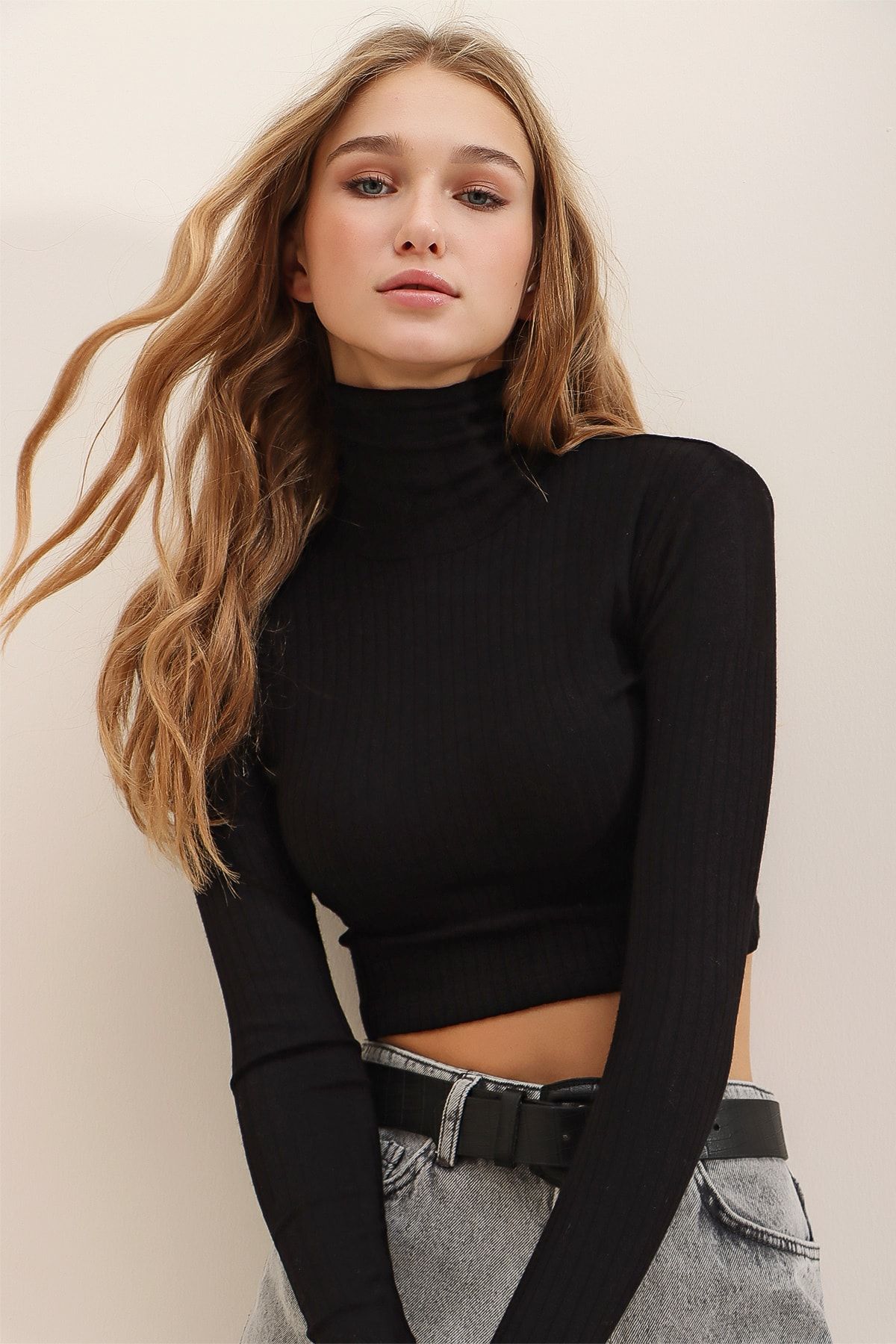 Trend Alaçatı Stili Kadın Siyah Balıkçı Yaka Fitilli Basic Crop Body Bluz ALC-695-001