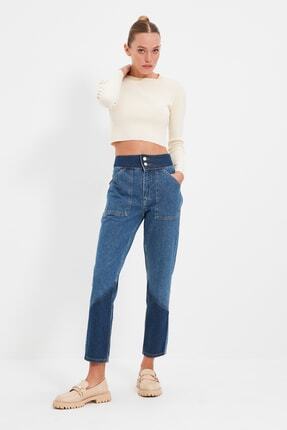 TRENDYOLMİLLA Mavi Renk Bloklu Yüksek Bel Mom Jeans TWOAW22JE0599