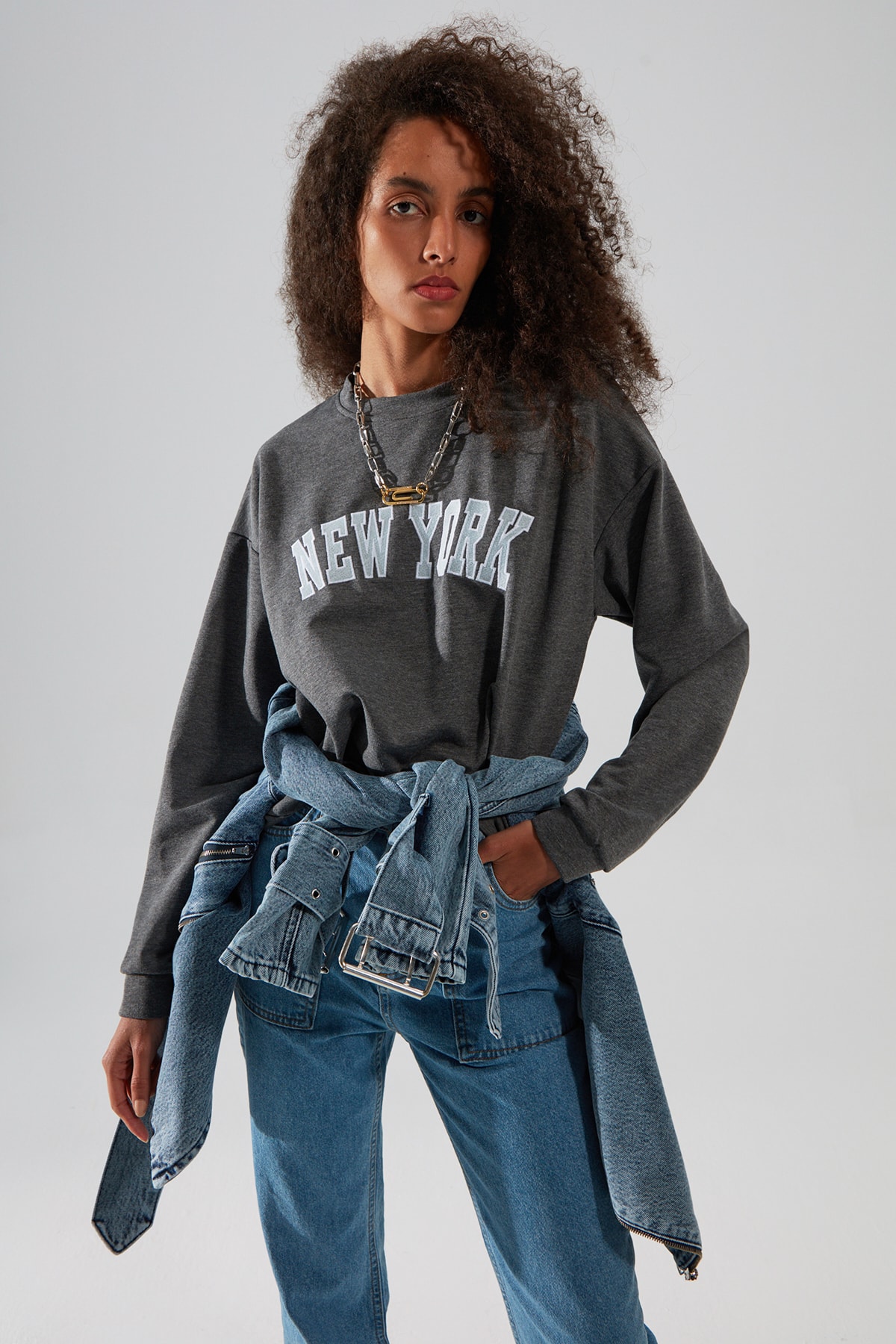 TRENDYOLMİLLA Antrasit Nakışlı Basic Örme İnce Sweatshirt TWOAW21SW1030