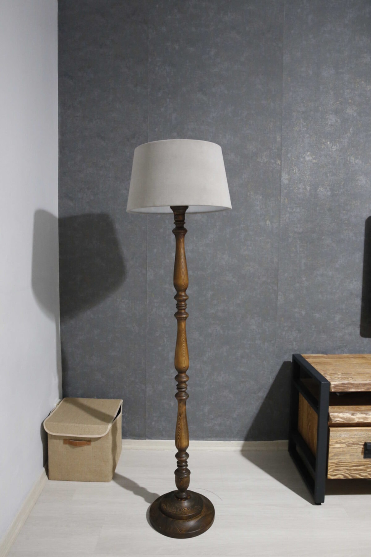 Derin Ahşap Tasarım Torna Ayak Lambader