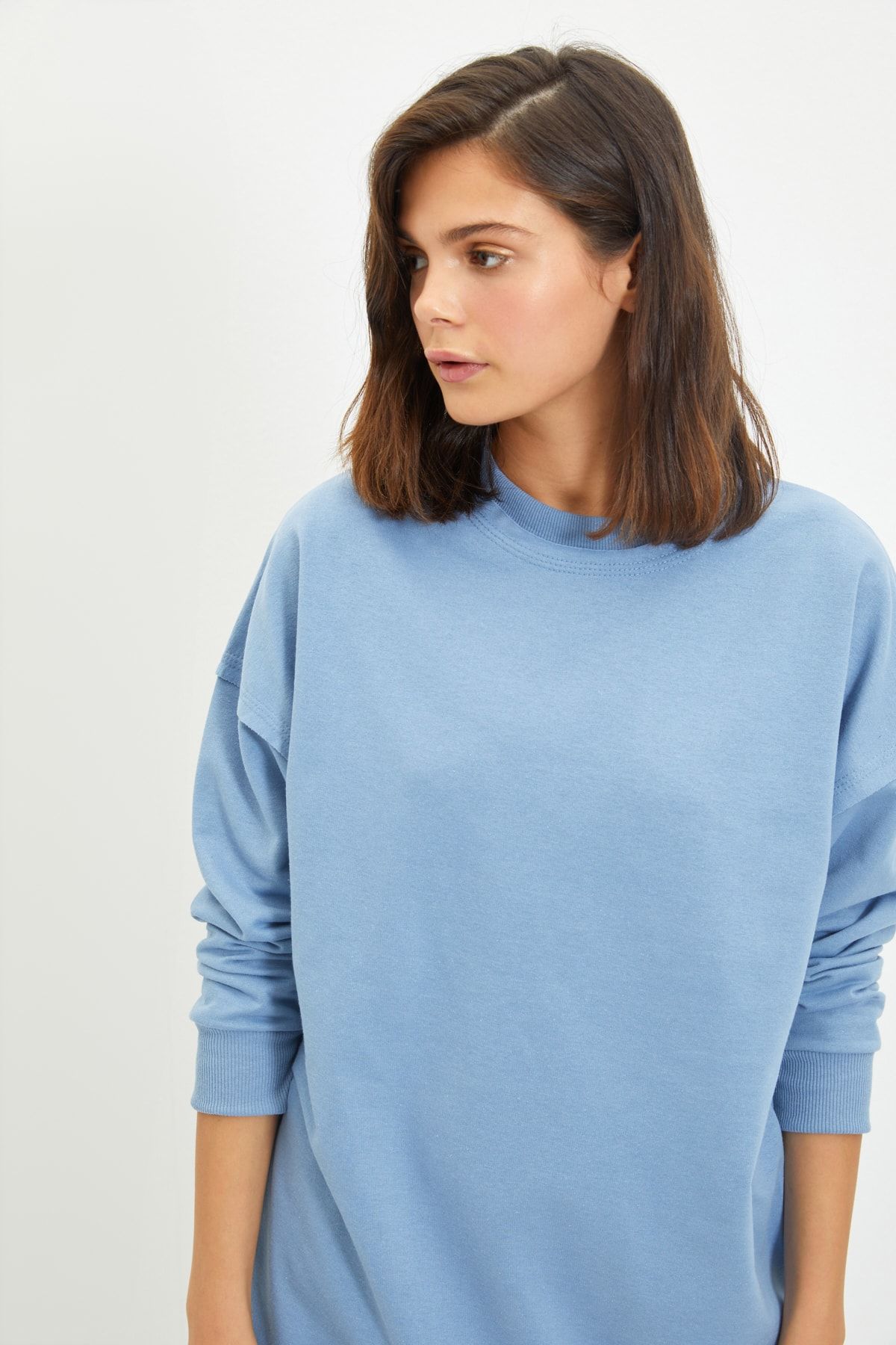 TRENDYOLMİLLA Mavi Yıpratma Detaylı Oversize İnce Örme İnce Sweatshirt TWOAW22SW1583