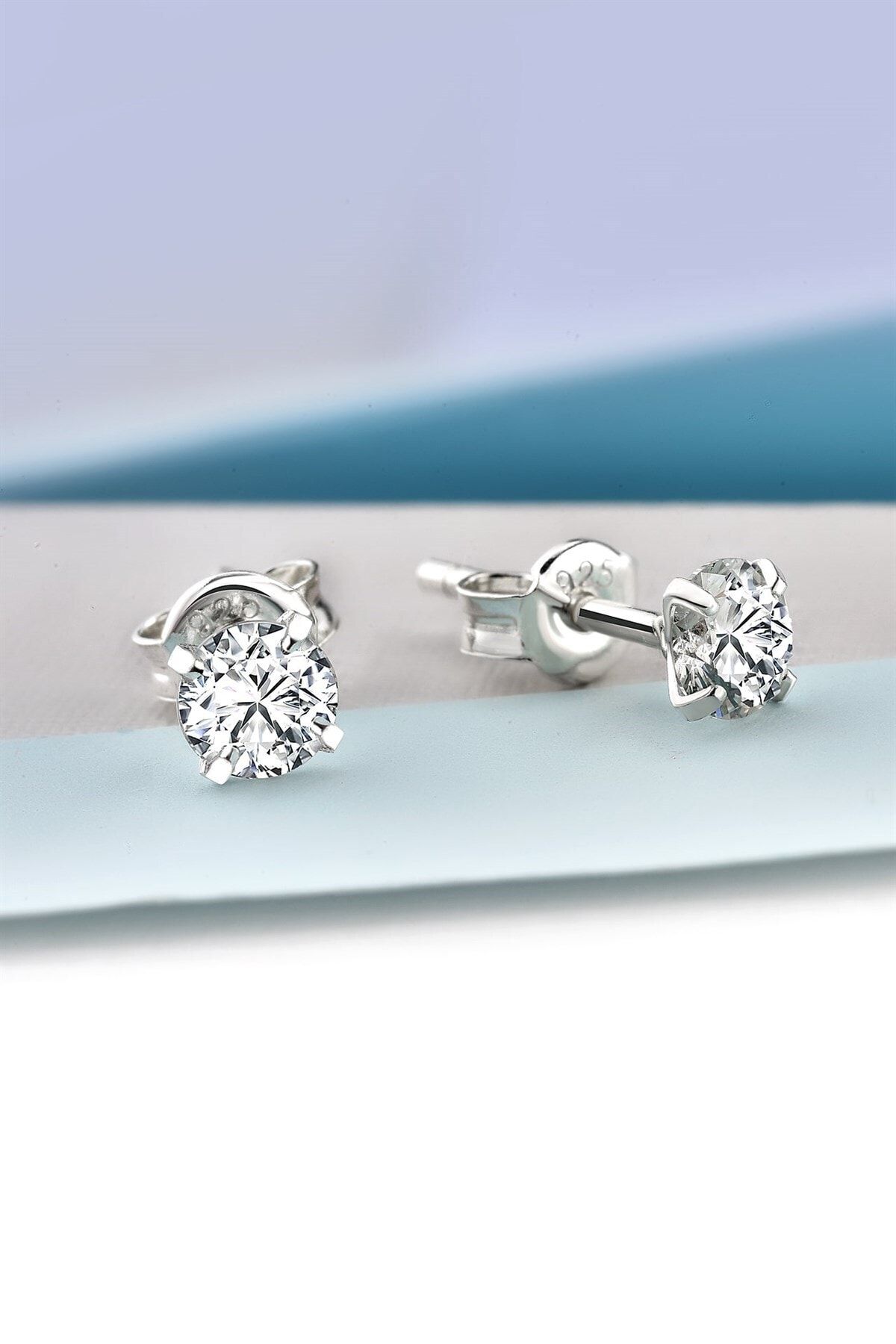 jelux silver Tek Taş 4 Mm Çivili Gümüş Küpe