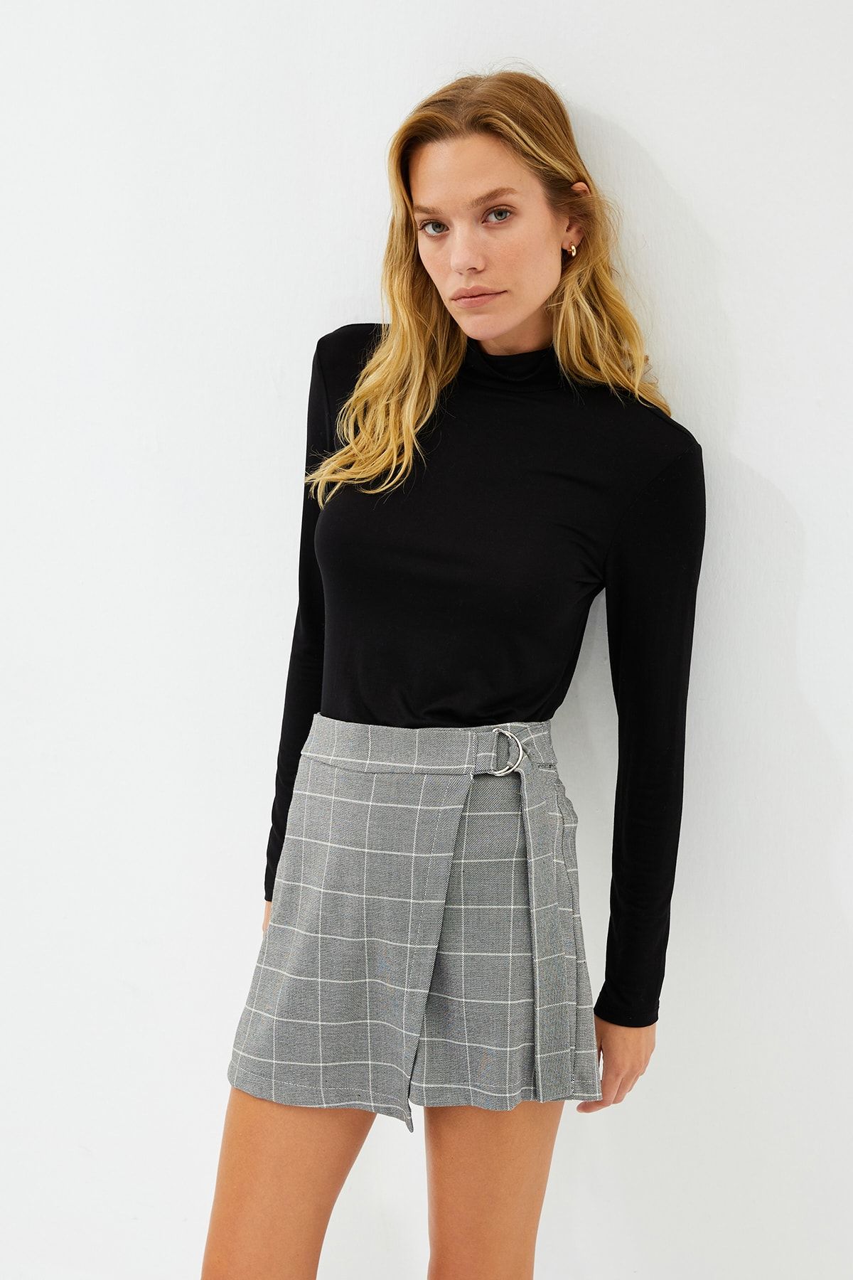 TRENDYOLMİLLA Gri Kruvaze Şort & Bermuda TWOAW22SR0087