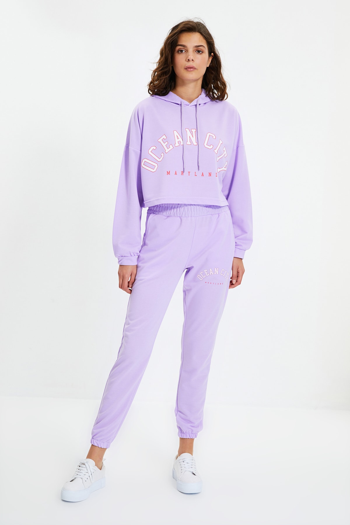 TRENDYOLMİLLA Lila Baskılı Crop ve Basic Jogger Örme Eşofman Takımı TWOAW22EM0080
