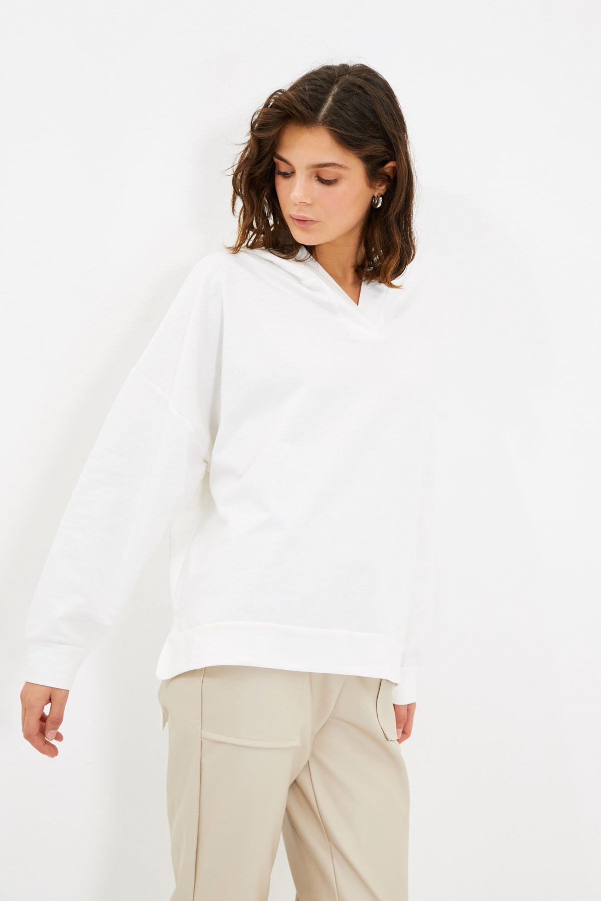 TRENDYOLMİLLA Ekru Kapuşonlu Basic Örme Sweatshirt TWOAW22SW1391