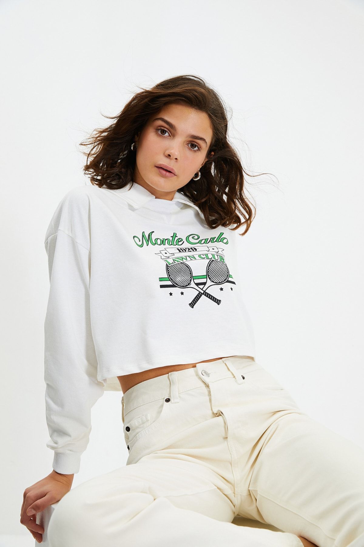 TRENDYOLMİLLA Ekru Polo Yaka Baskılı Crop Örme Sweatshirt TWOAW22SW1561