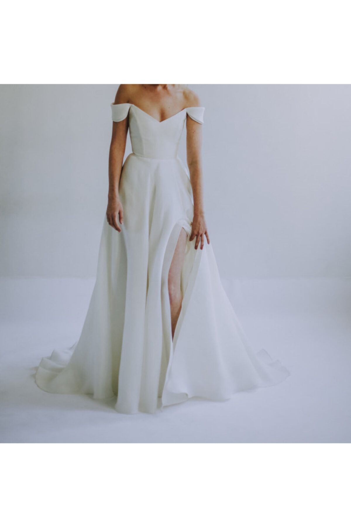 Paradise Collection Moda Evi Etol Yaka Yırtmaçlı Gelinlik