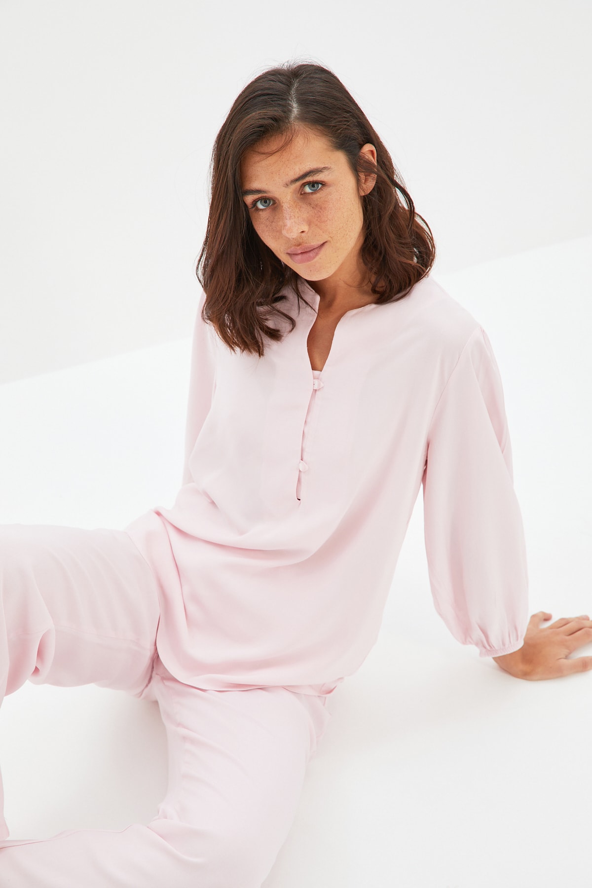TRENDYOLMİLLA Pembe Dokuma Viskon Pijama Takımı THMAW22PT0287