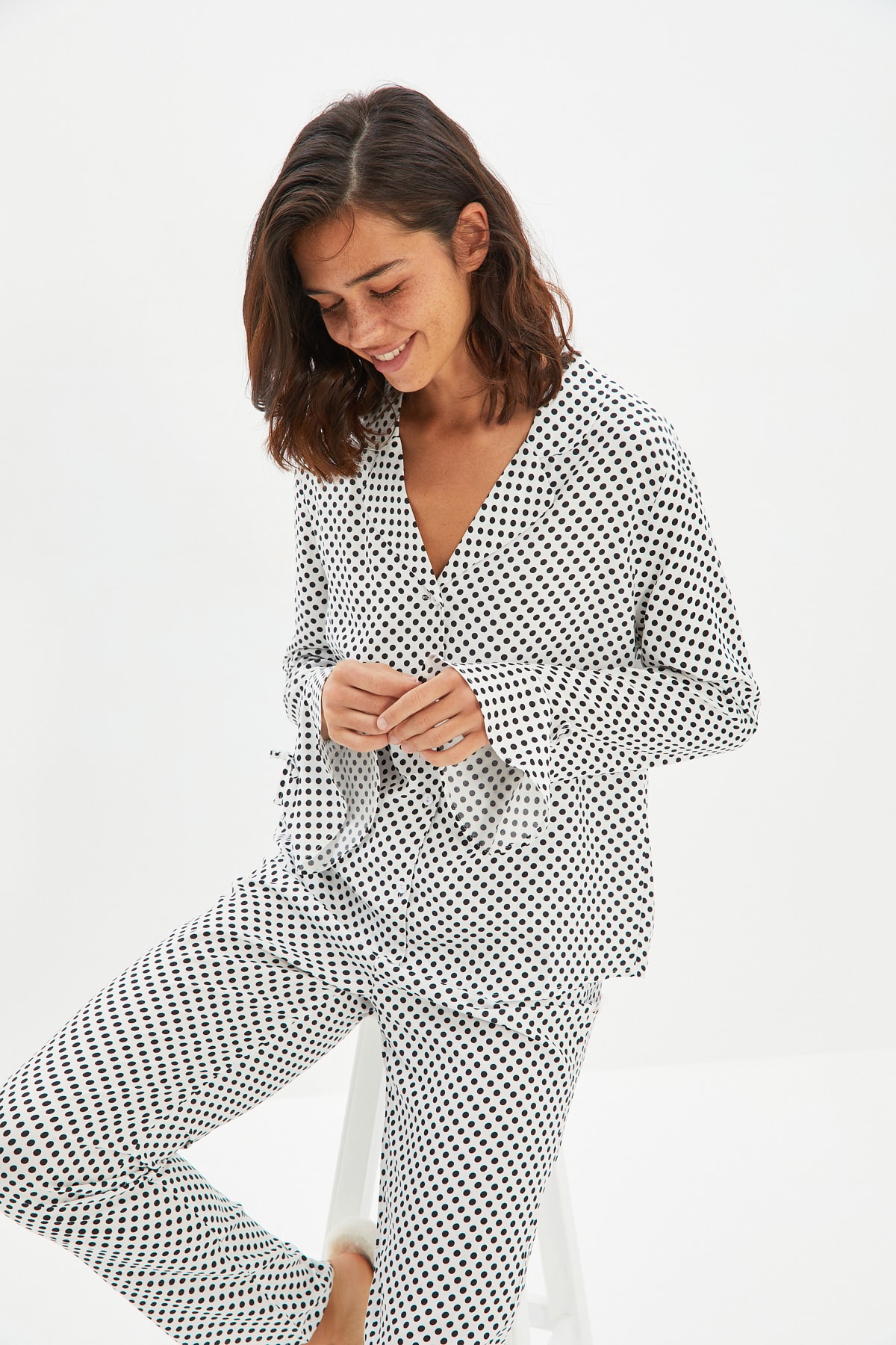 TRENDYOLMİLLA Beyaz Puantiyeli Dokuma Viskon Pijama Takımı THMAW22PT0292