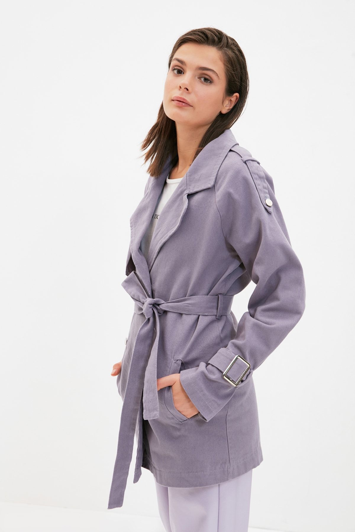 TRENDYOLMİLLA Mavi Kemerli Düğme Kapamalı Trençkot TWOAW22TR0033