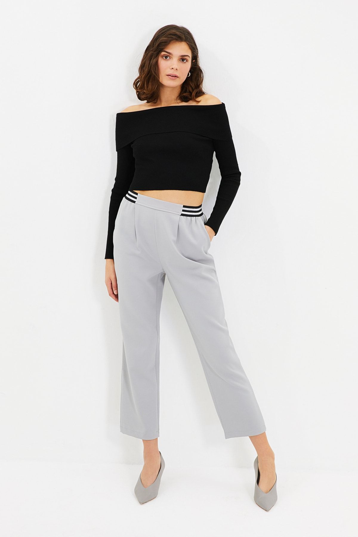 TRENDYOLMİLLA Gri  Çizgili Bel Lastikli Bilek Boy Düz Kesim Pantolon TWOAW22PL0276