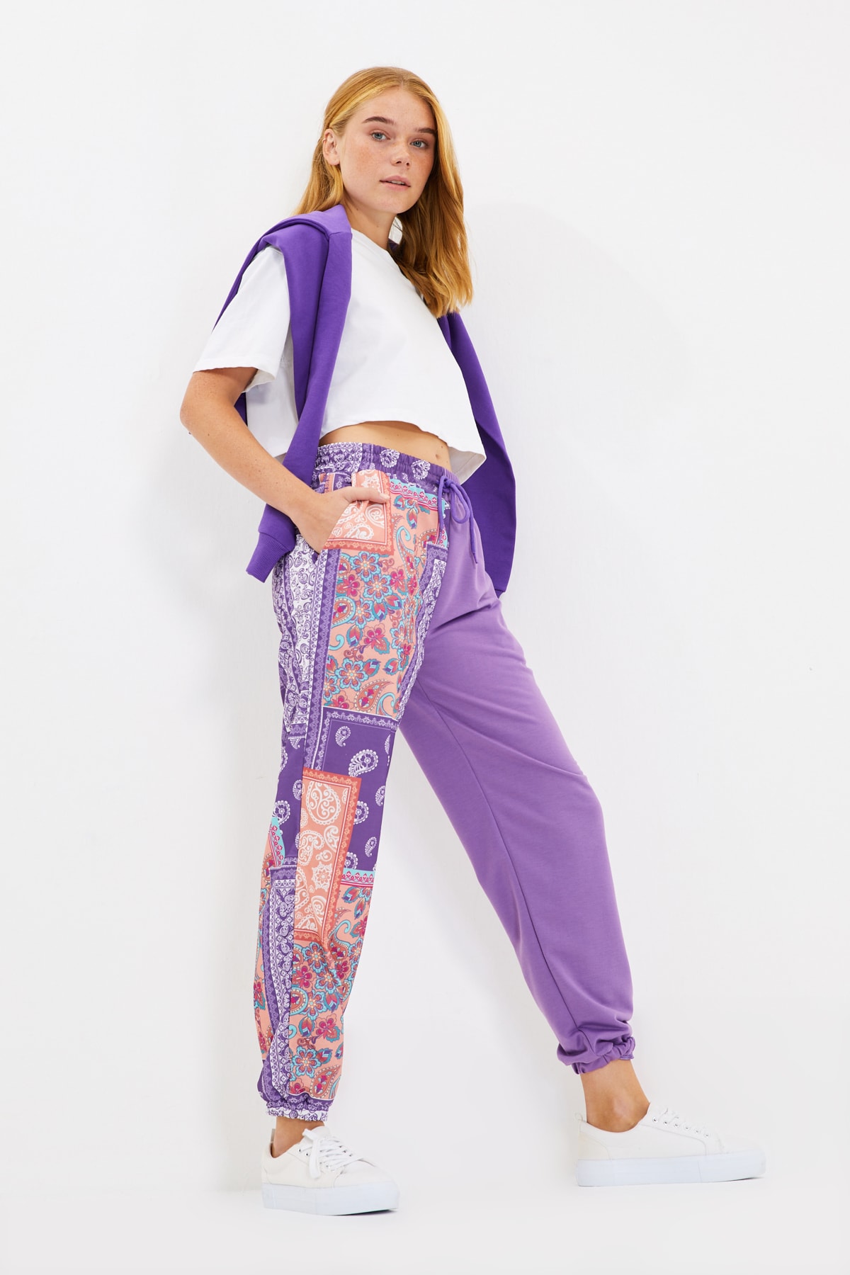TRENDYOLMİLLA Mor Desenli Loose Jogger Örme Eşofman Altı TWOAW22EA0227