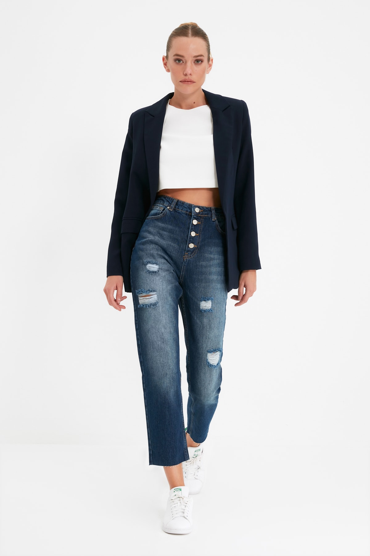 TRENDYOLMİLLA Mavi Önden Düğmeli Yırtıklı Yüksek Bel Mom Jeans TWOAW22JE0847