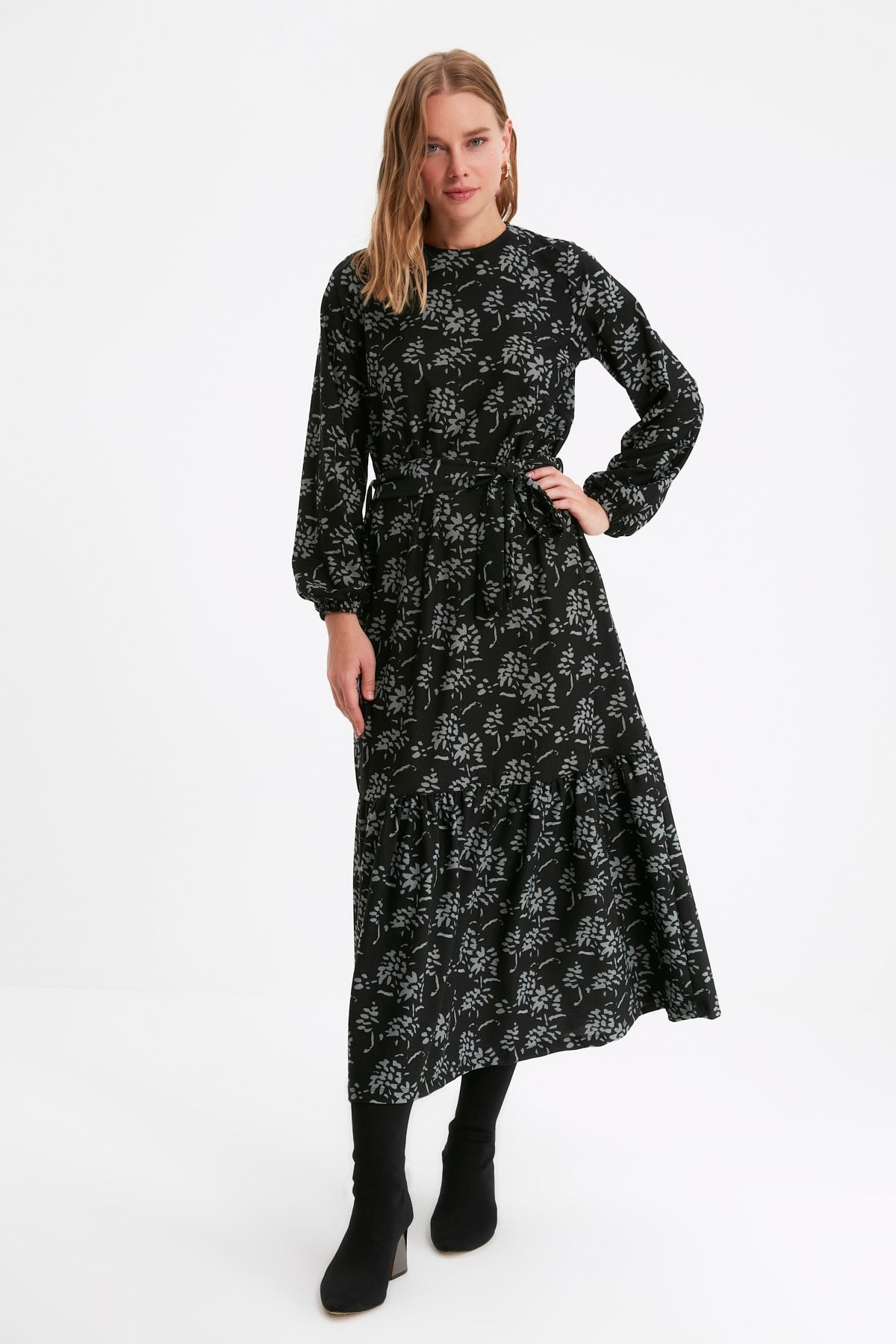 Trendyol Modest Siyah Bisiklet Yaka Kuşaklı Etek Ucu Volanlı Örme Elbise TCTAW22EB0096