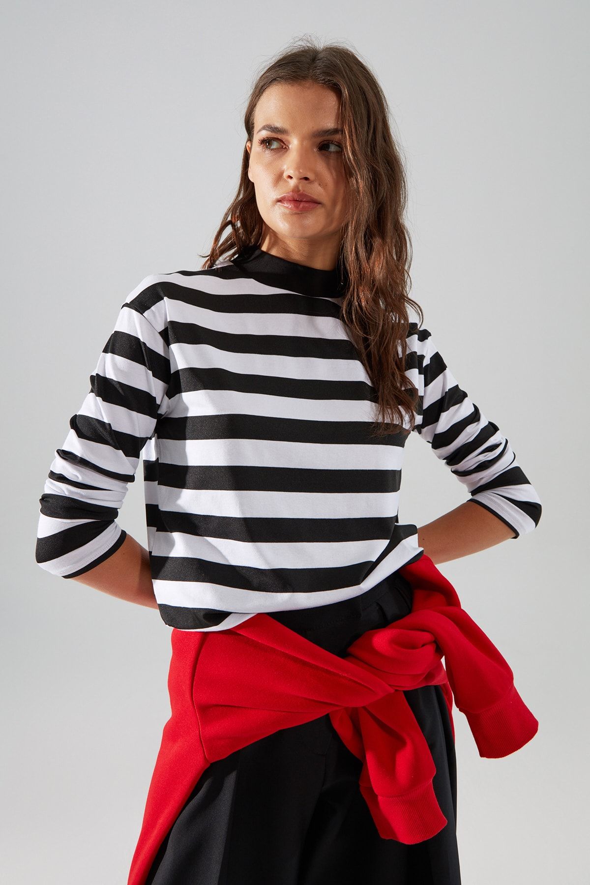 TRENDYOLMİLLA Siyah Çizgili Dik Yaka Örme T-Shirt TWOAW21TS0006