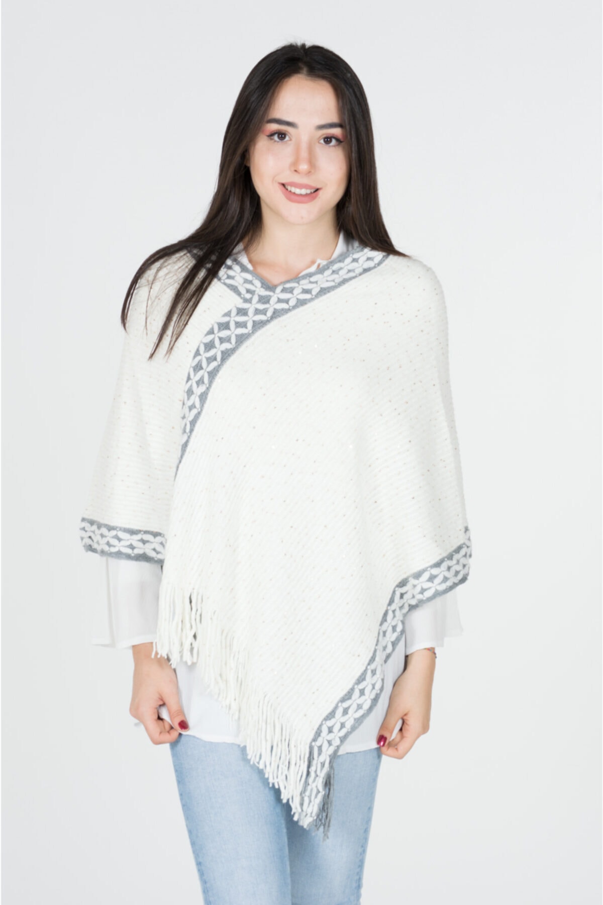 GiFa Store Beyaz Boyundan Geçmeli Pullu Üçgen Panço