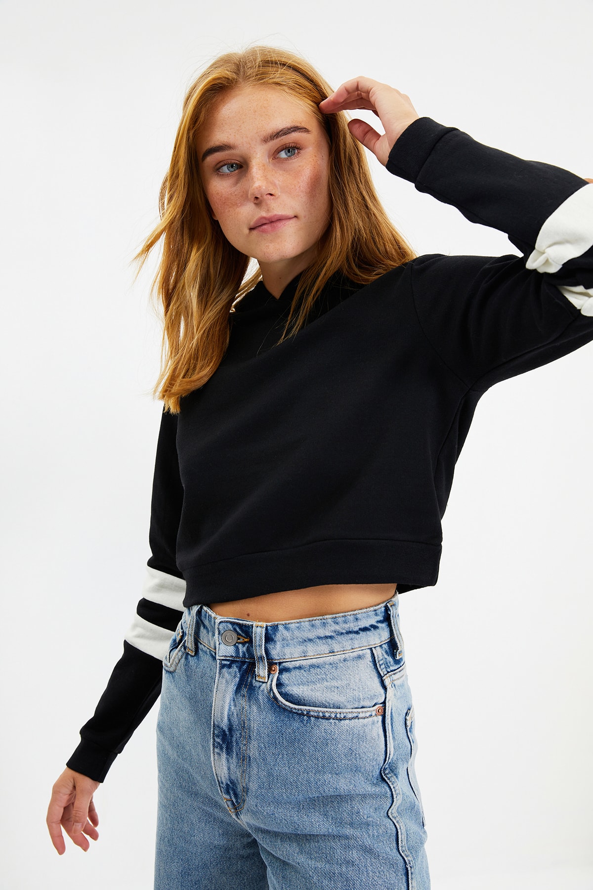 TRENDYOLMİLLA Siyah Crop Kapüşonlu Örme Şardonlu Sweatshirt TWOAW22SW1386