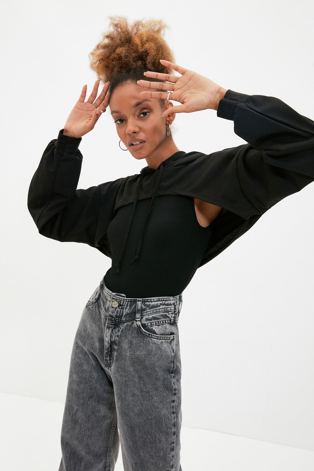 TRENDYOLMİLLA Siyah Kapüşonlu Sweatshirt Detaylı Örme Body TWOAW22BD0091