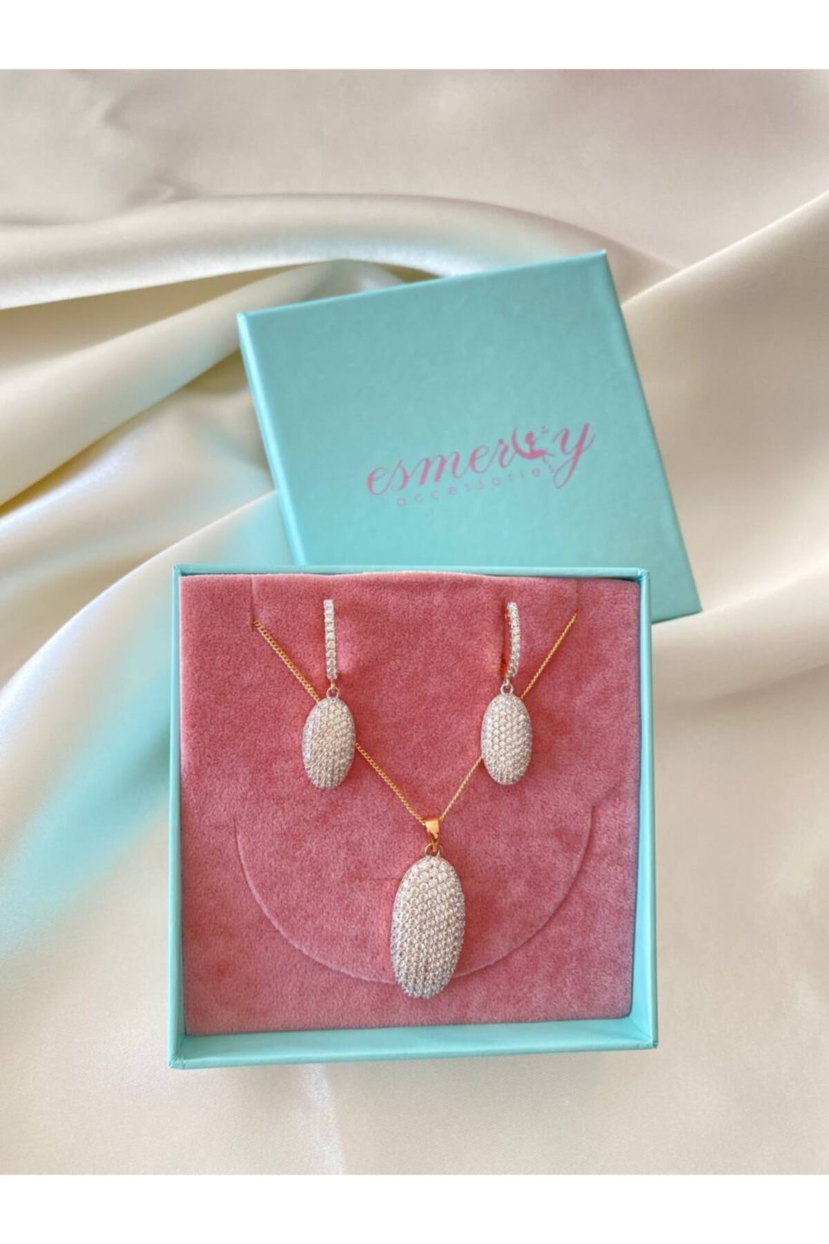 Esmeray Aksesuar Vip Çelik Gold Renk Orijinal Zirkon Taş Antialerjik Kolye Küpe İkili Set Takım