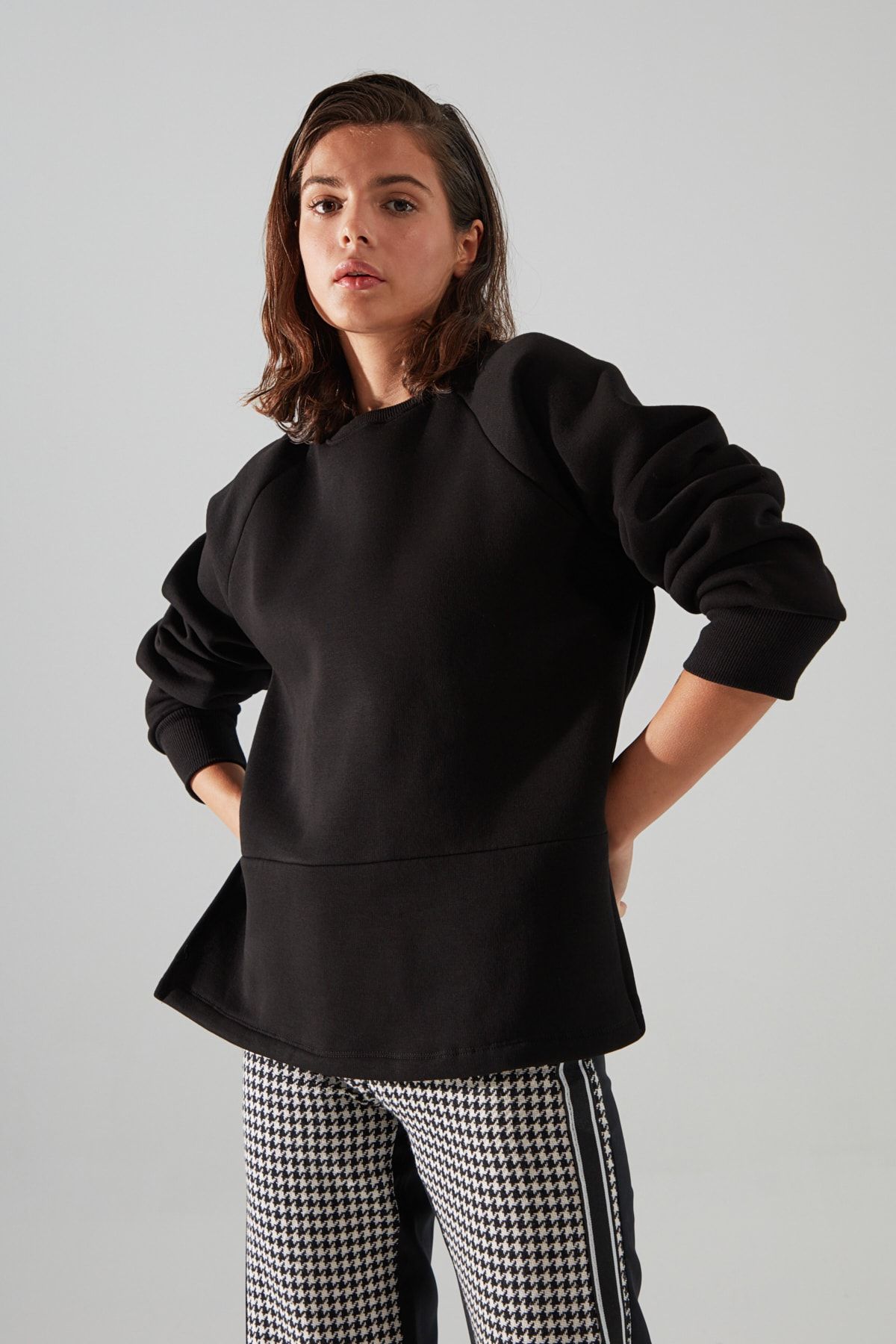 TRENDYOLMİLLA Siyah Yanları Yırtmaçlı Örme Şardonlu Sweatshirt TWOAW22SW0886