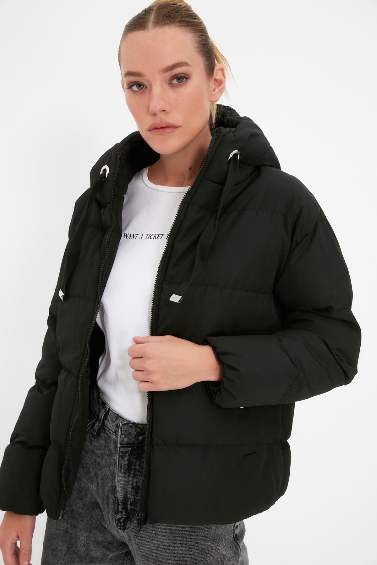 TRENDYOLMİLLA Siyah Kapüşonlu Şişme Mont TWOAW21MO0022