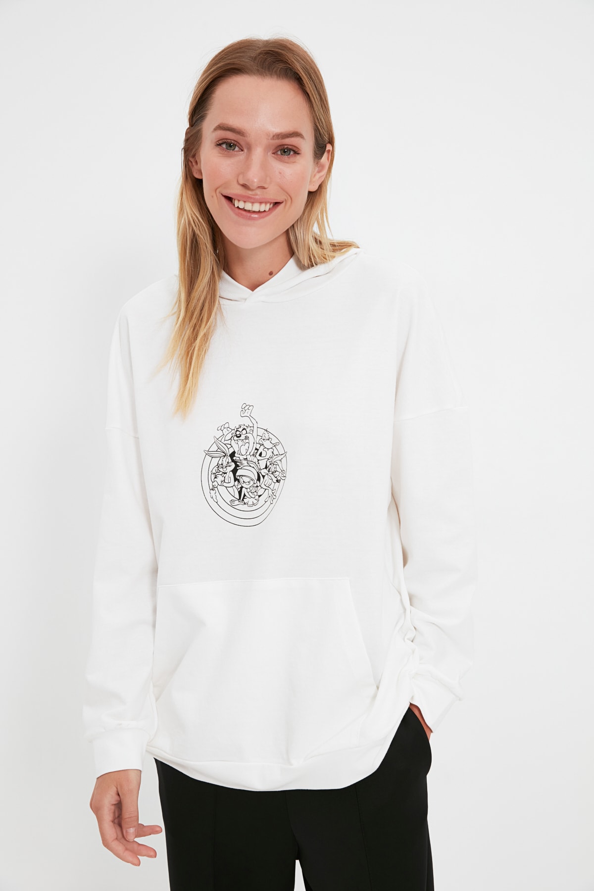 TRENDYOLMİLLA Ekru Lisanslı Looney Tunes Örme Sweatshirt THMAW22PT1088