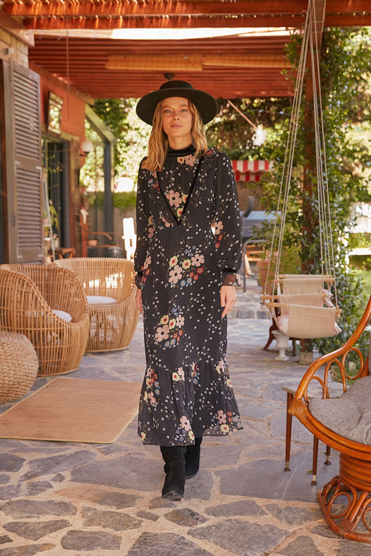 Trendyol Modest Siyah Çiçekli Eteği Volanlı Şifon Elbise TCTAW22EB0106