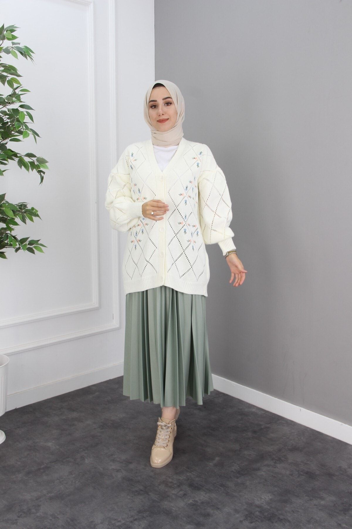 Esvet Kadın Beyaz Tesettür Mini Çiçek Detaylı Baklava Desenli Örme Hırka Düğme Kapamalı