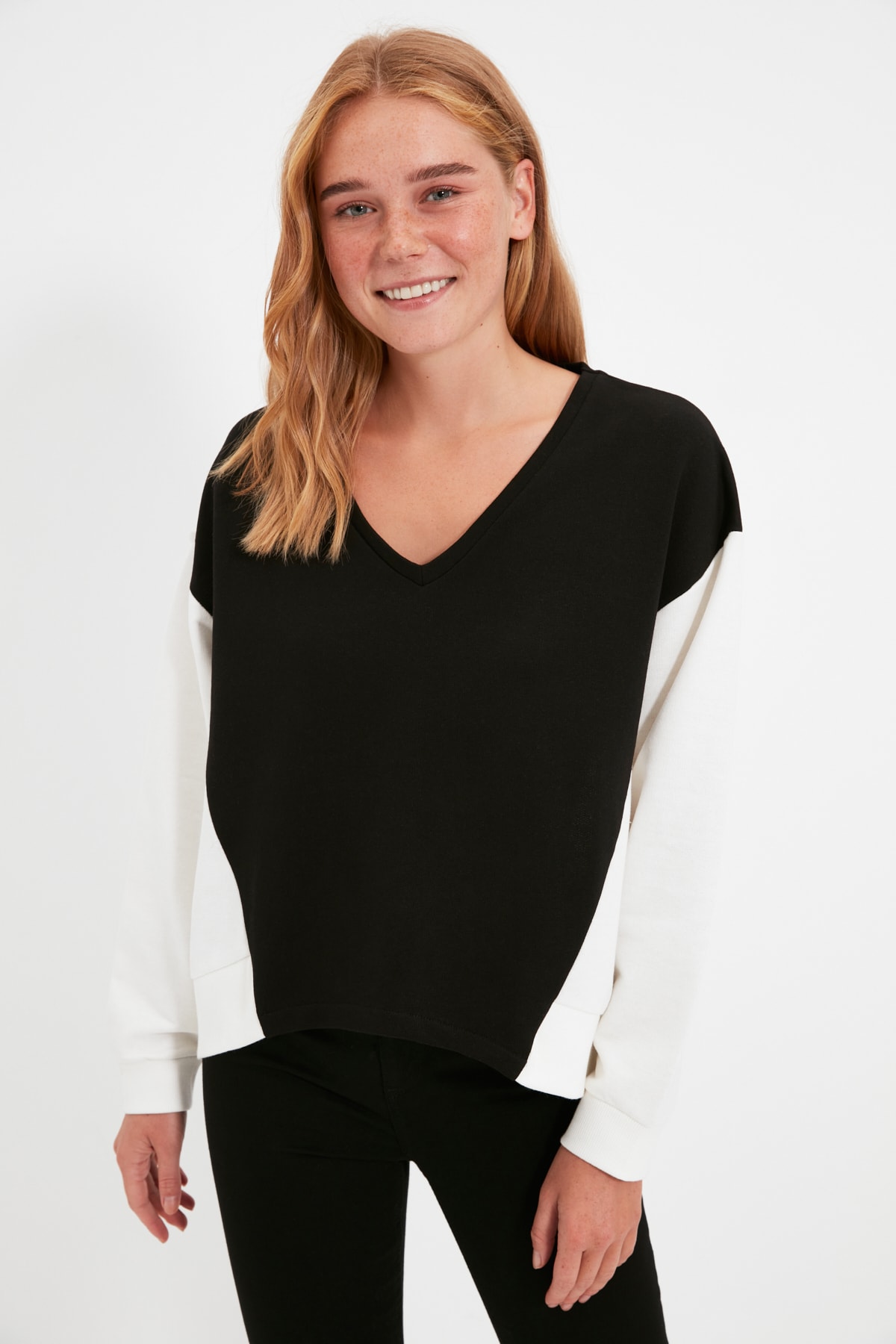 TRENDYOLMİLLA Çok Renkli Basic V Yaka Renk Bloklu Örme İnce Sweatshirt TWOAW22SW1908
