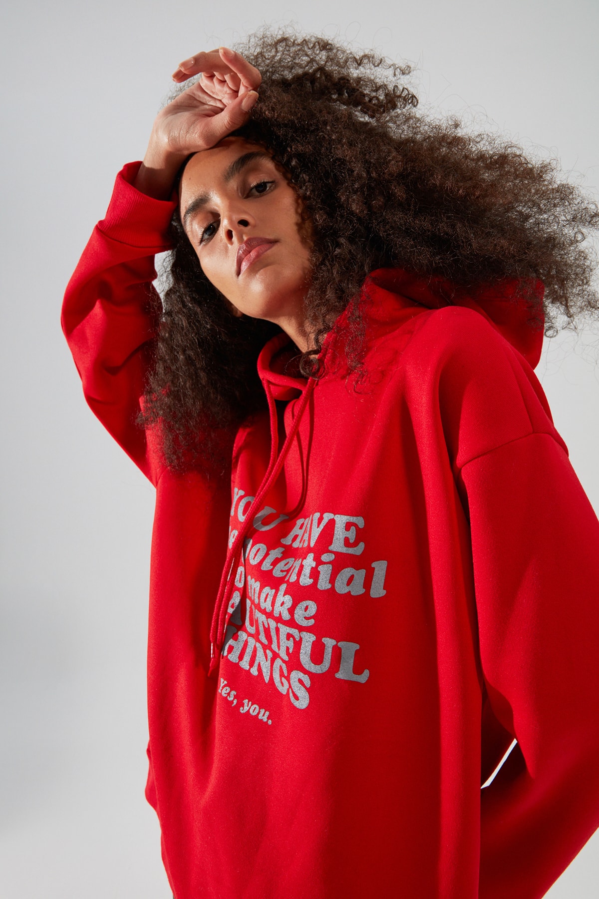 TRENDYOLMİLLA Kırmızı Baskılı Kapüşonlu Loose Kalıp Örme Şardonlu Sweatshirt TWOAW22SW1067
