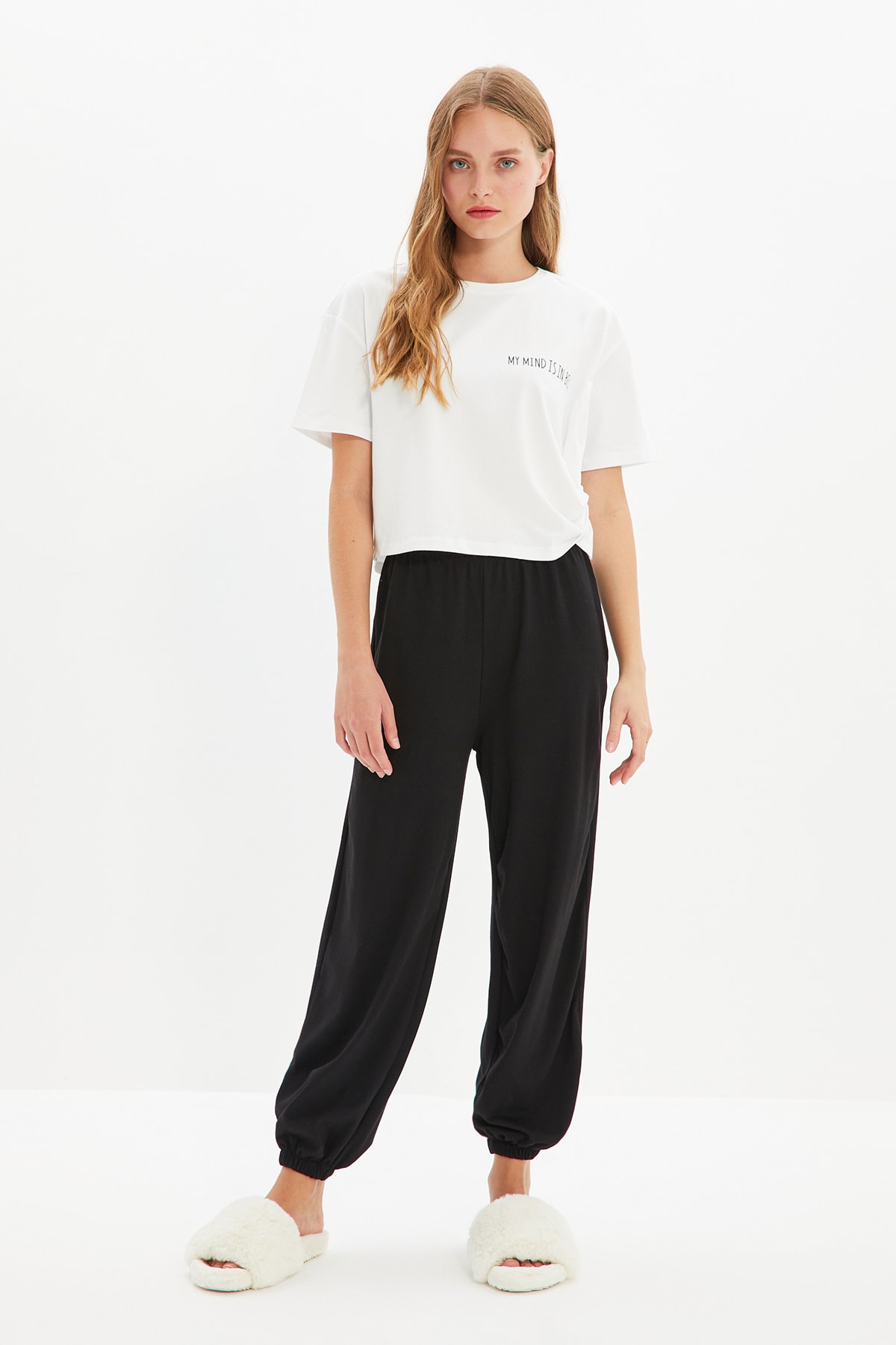 TRENDYOLMİLLA Siyah-Beyaz Baskılı Örme Pijama Takımı THMAW22PT0334
