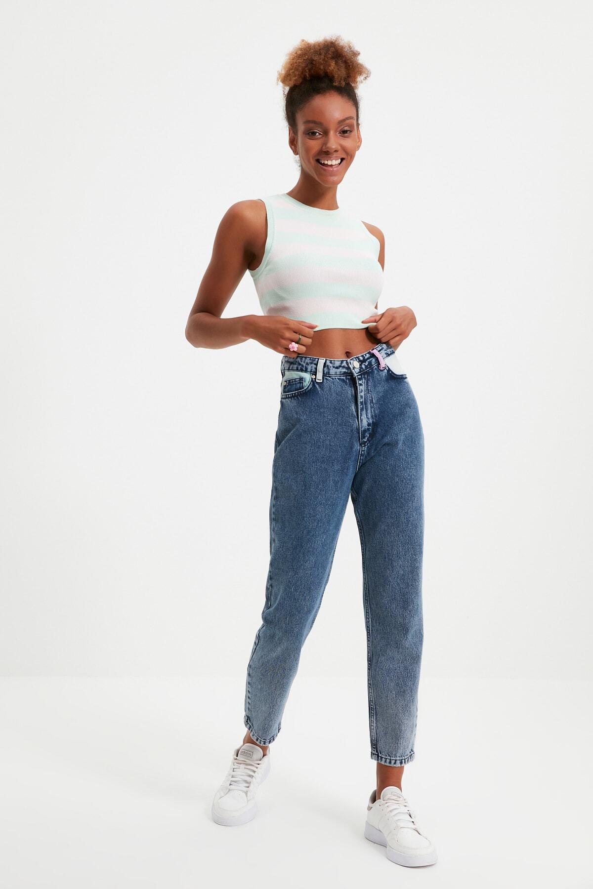 TRENDYOLMİLLA Mavi Renk Bloklu Yüksek Bel Mom Jeans TWOAW22JE0852