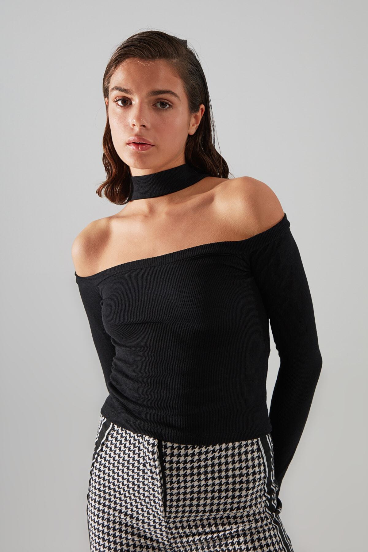 TRENDYOLMİLLA Siyah Carmen Yaka Choker Detaylı Fitilli Crop Örme Bluz TWOAW22BZ0531