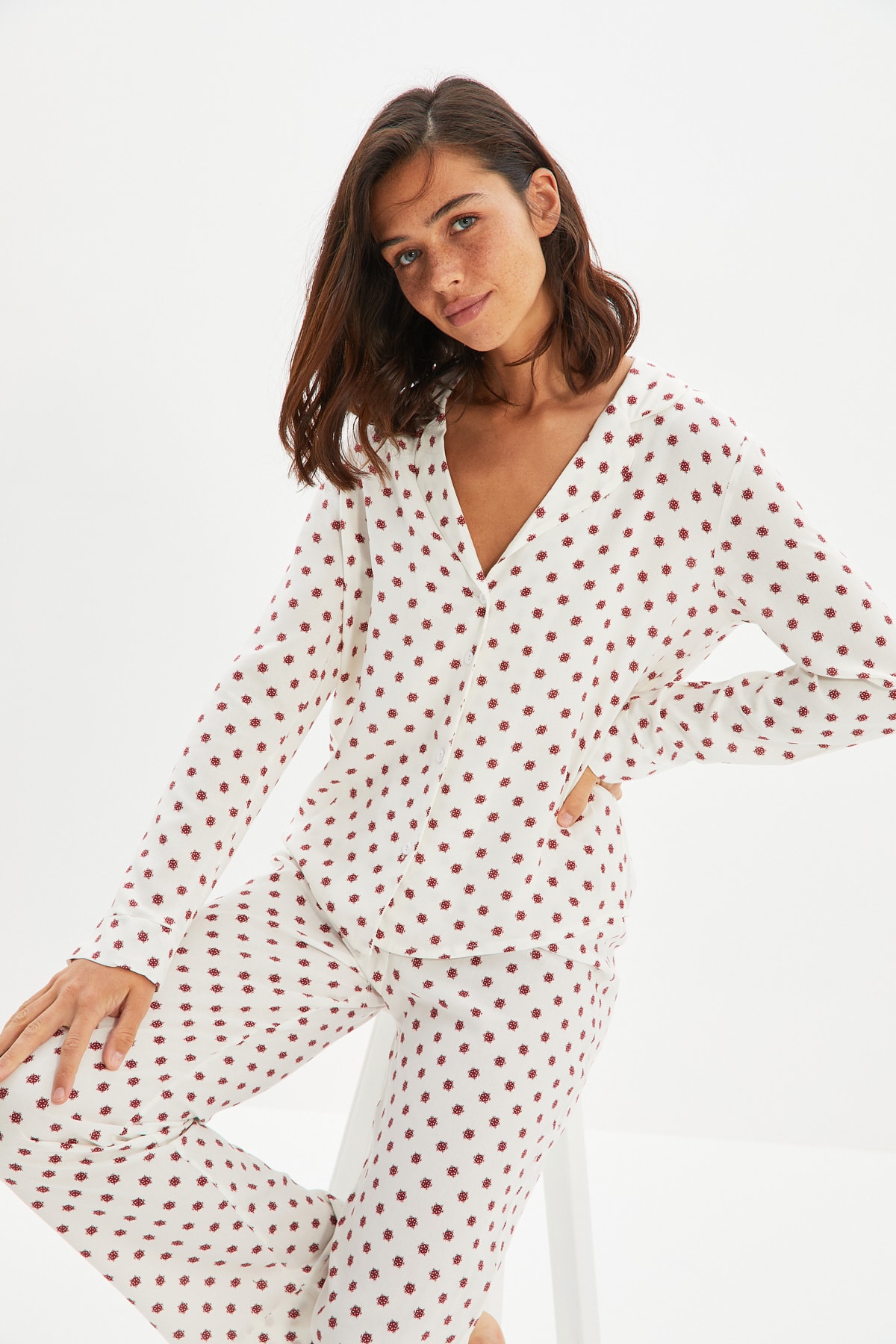 TRENDYOLMİLLA Beyaz Desenli Dokuma Viskon Pijama Takımı THMAW22PT0288