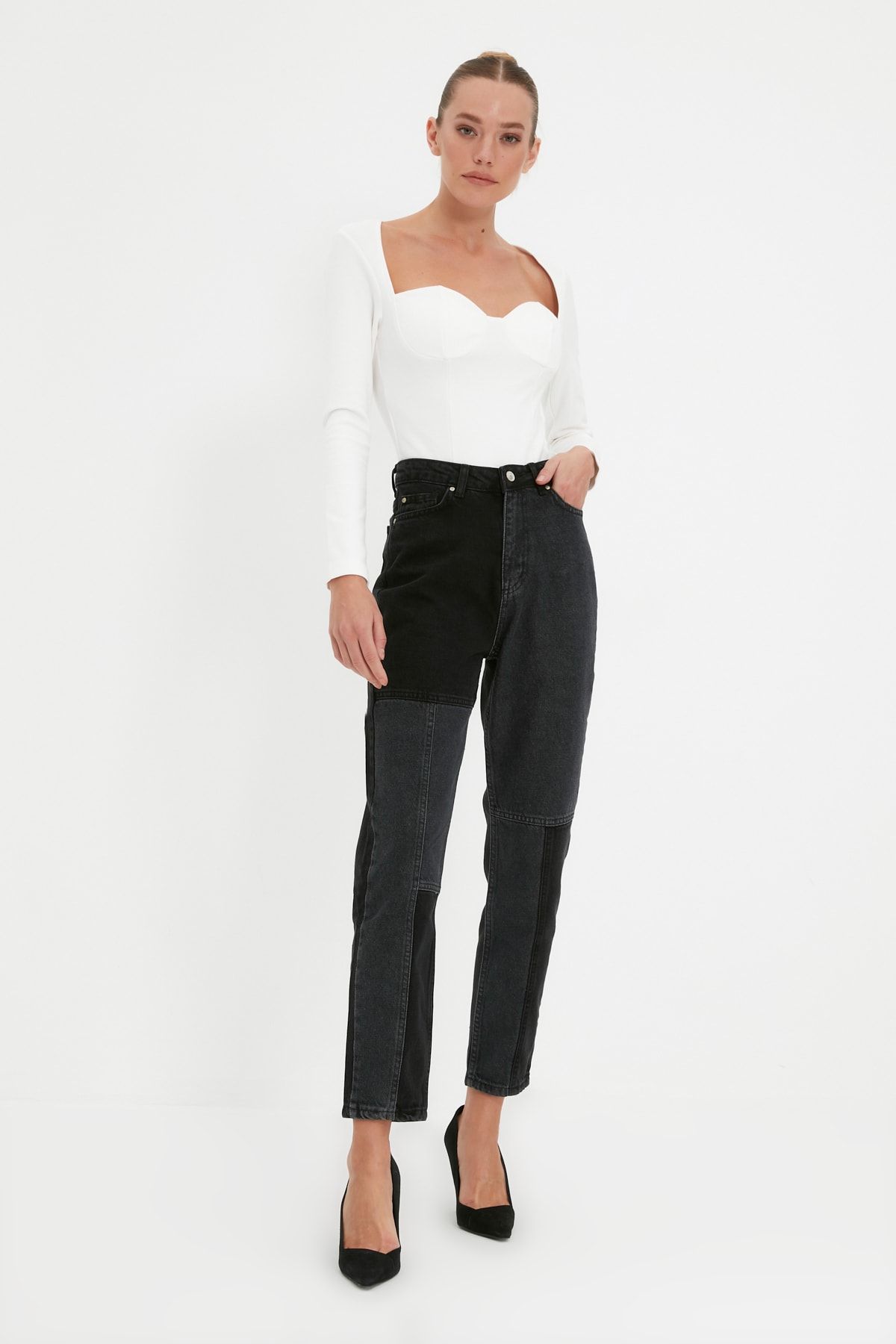 TRENDYOLMİLLA Siyah Renk Bloklu Yüksek Bel Mom Jeans TWOAW22JE0755