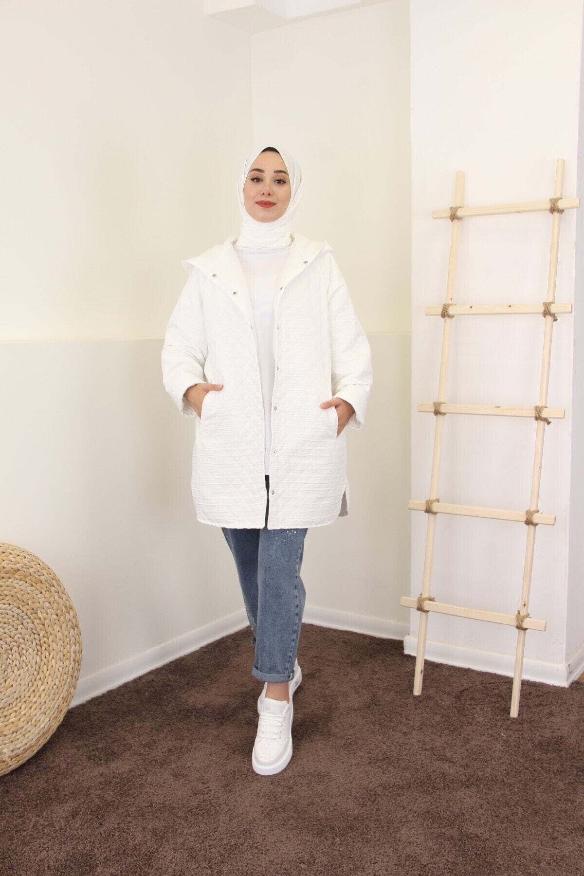 Esvet Kadın Beyaz Tesettür Mini Kare Desenli Çıtçıt Kapamalı Kapitone Ince Mont